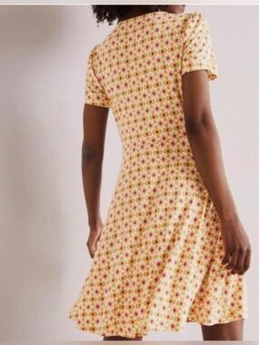 Boden Yellow Floral Smocked Waist Short Sleeve Dress Size 4 Boho Floral Skater